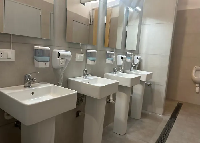 Cconforthotels Host بيت شباب *